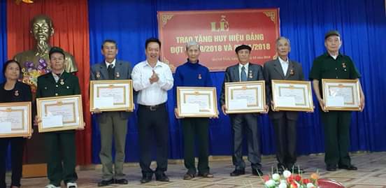 Đ/c Hồ Sỹ Tùng - Thường vụ Thị ủy, Chủ nhiệm UBKT thị ủy Hoàng Mai trao tặng huy hiệu 55, 50, 45, 40, 30 năm tuổi Đảng cho 12 đồng chí đảng viên