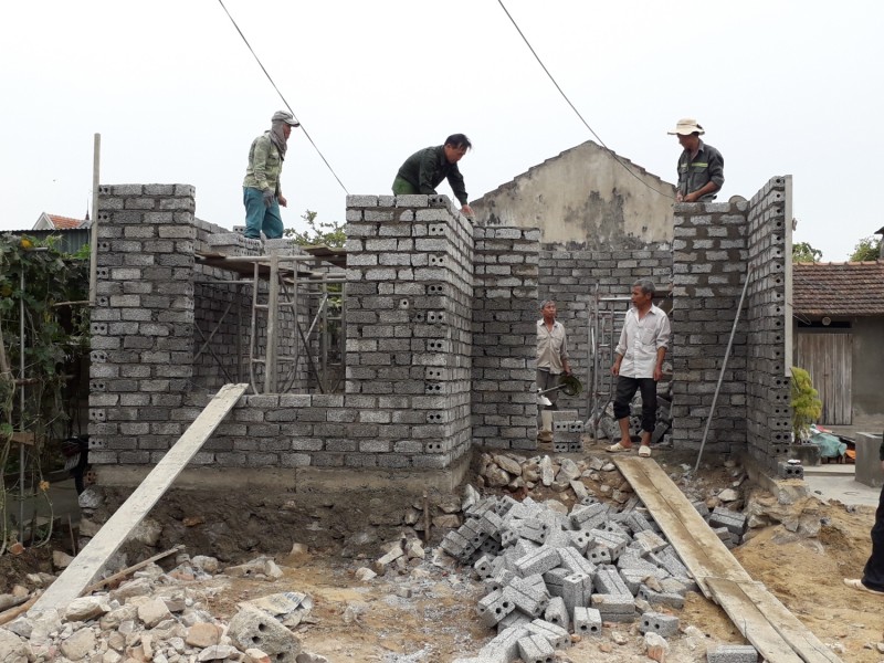 CCB thôn 15 tham gia xây dựng nhà cho gia đình bà Nguyễn Thị Lan