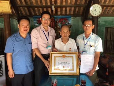 Đồng chí Đàm Hữu Hồng trao huy hiệu 65 năm tuổi Đảng cho đồng chí Nguyễn Xuân Chế
