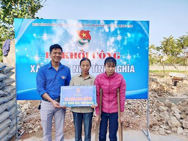 Đồng chí Hồ Cảnh Thuận - Thị ủy viên - Bí thư thị Đoàn đại diện trao tặng số tiền cho gia đình bà Nguyễn Thị Hằng