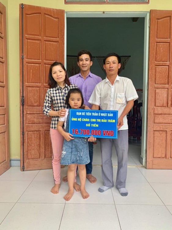 Trao tiền ủng hộ, giúp đỡ trẻ em bị bệnh hiểm nghèo và cắt tóc miễn phí cho học sinh của Đoàn thanh niên xã Quỳnh Vinh