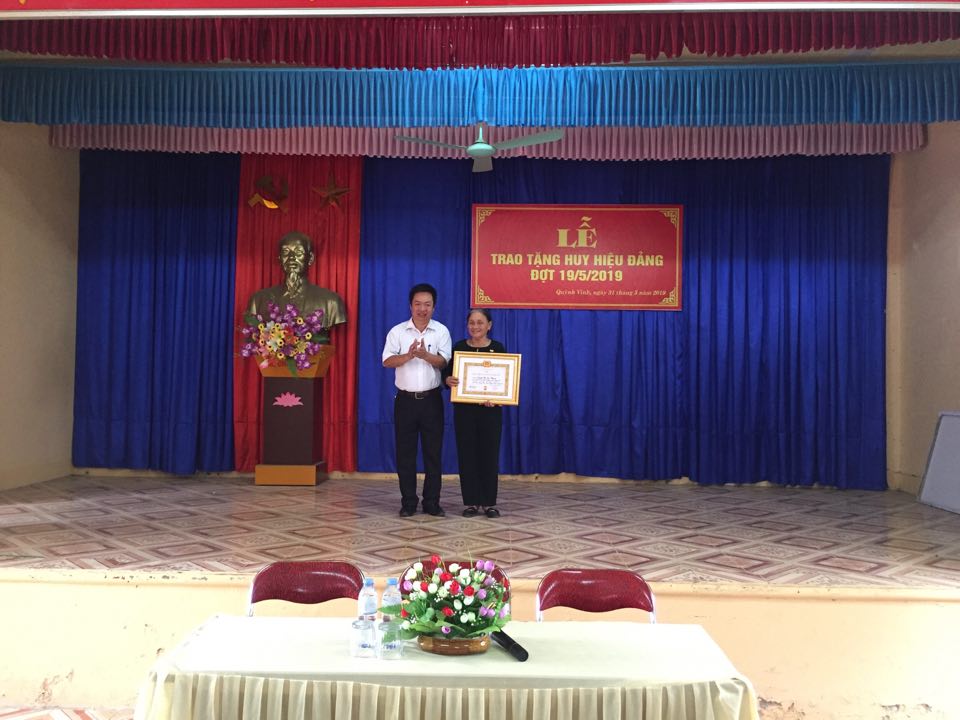 Đồng chí Hồ Sỹ Tùng trao Huy hiệu 55 năm tuổi đảng cho đồng chí Nguyễn Thị Lan Phương