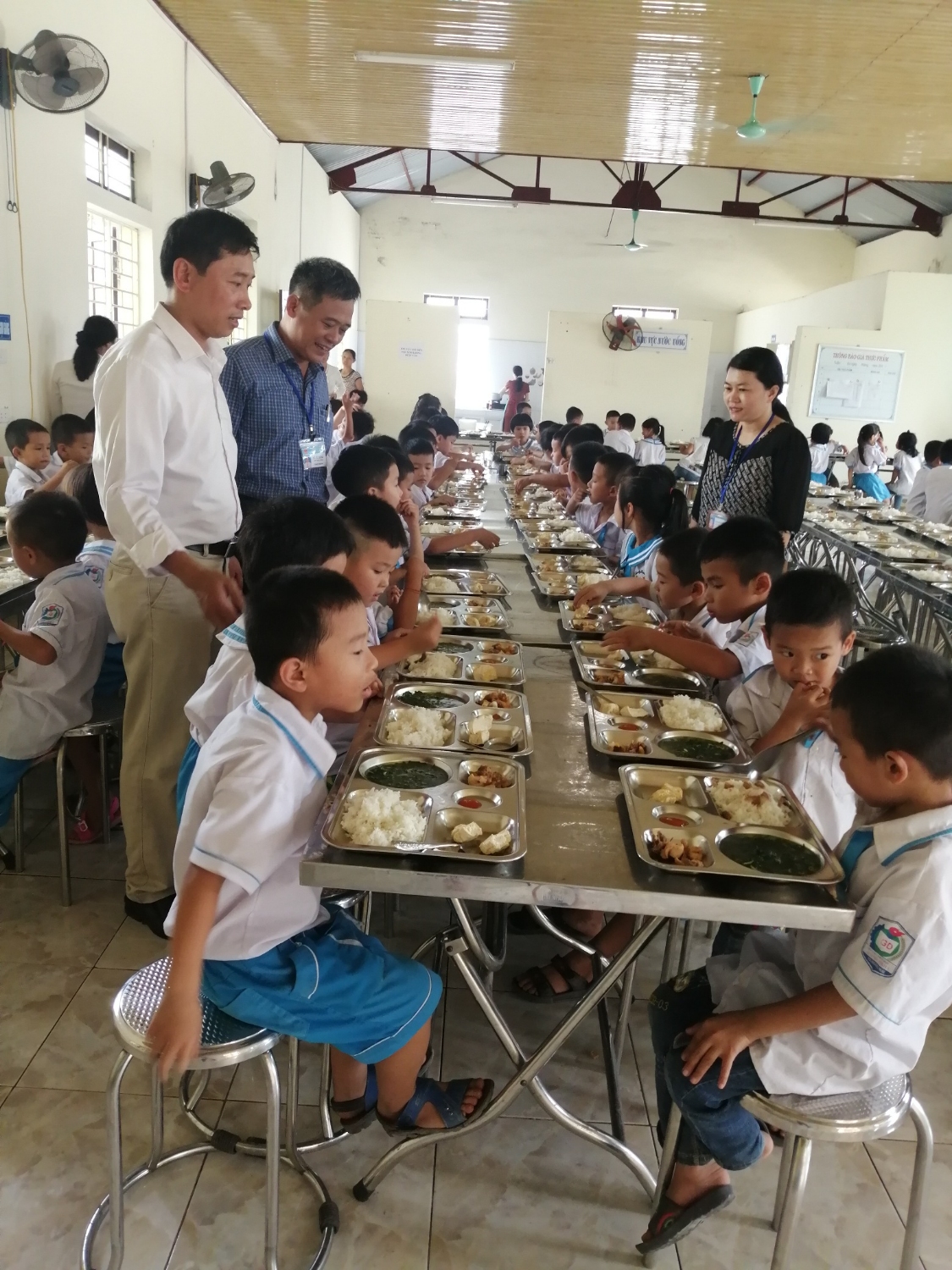 Tổ kiểm tra tại nhà ăn, khẩu phần ăn bán trú trường tiểu học Quỳnh Vinh C
