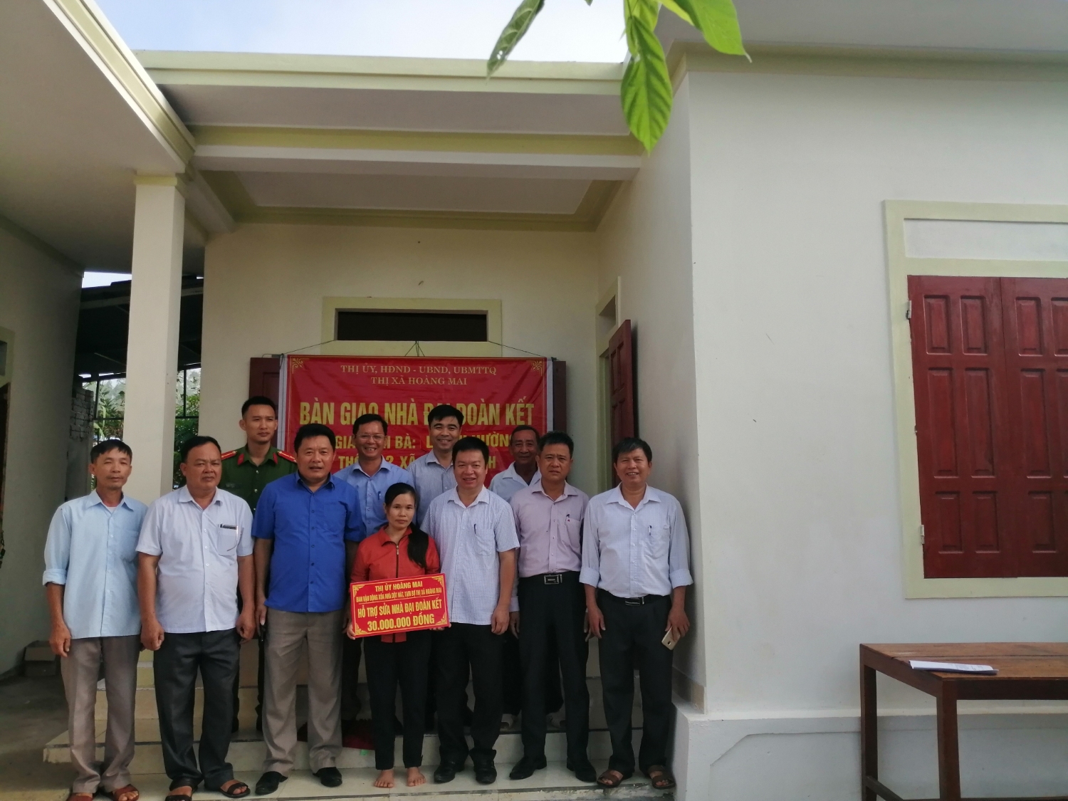 Lãnh đạo Thị xã, UBND xã Quỳnh Vinh trao quà hộ gia đình